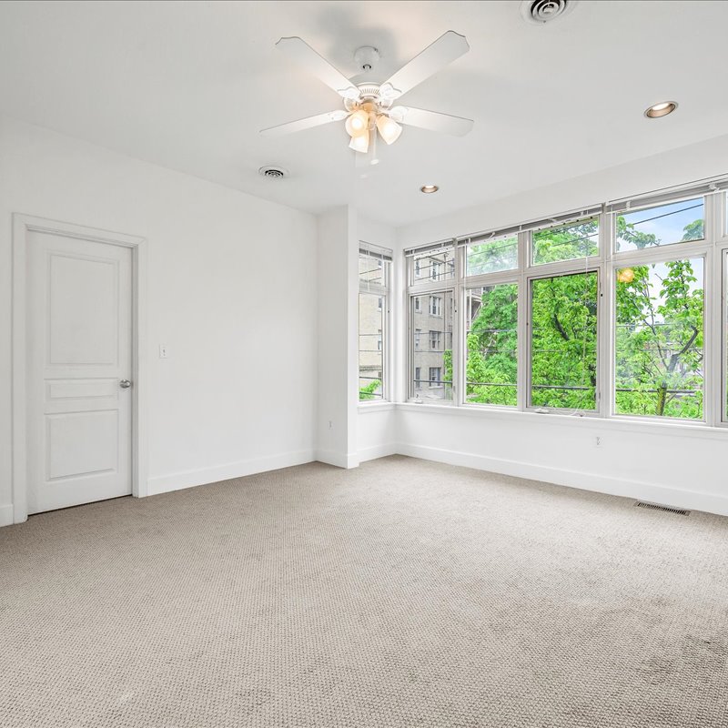 interior of 6103 Alder