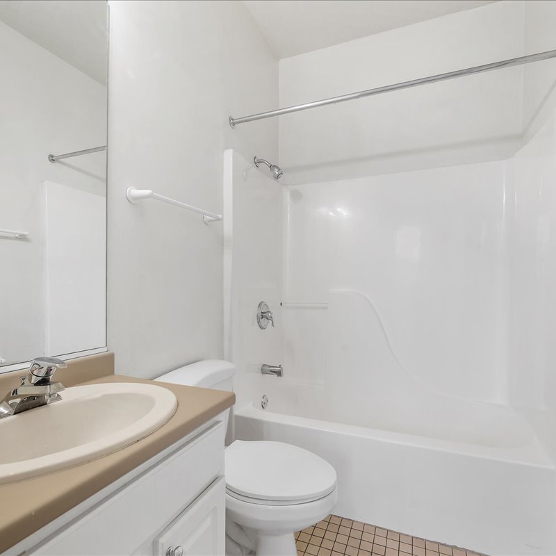 interior of 6103 Alder