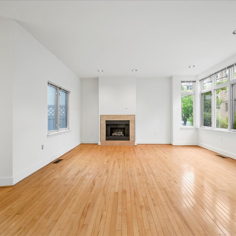 interior of 6103 Alder