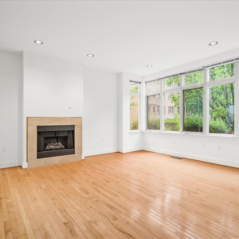 interior of 6103 Alder