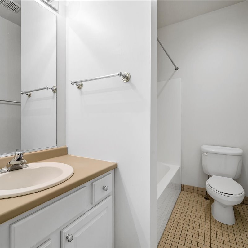 interior of 6103 Alder