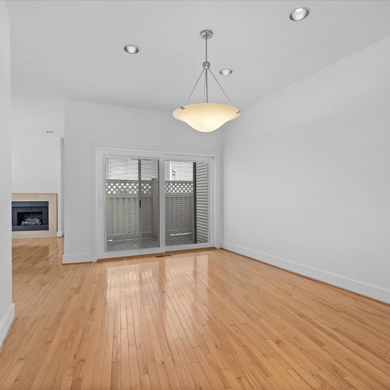 interior of 6105 Alder