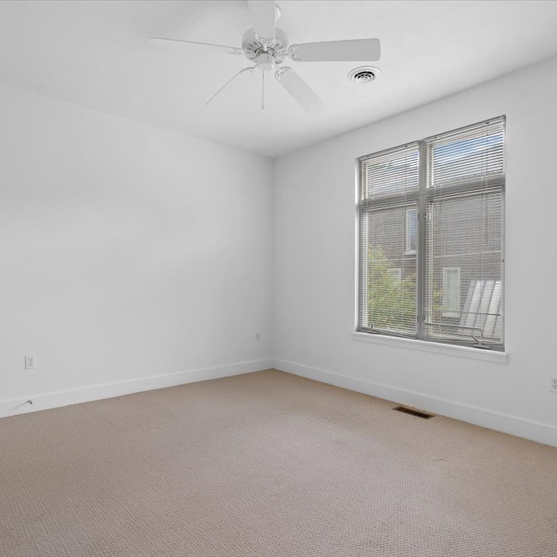 interior of 6105 Alder