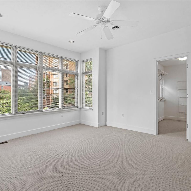 interior of 6105 Alder
