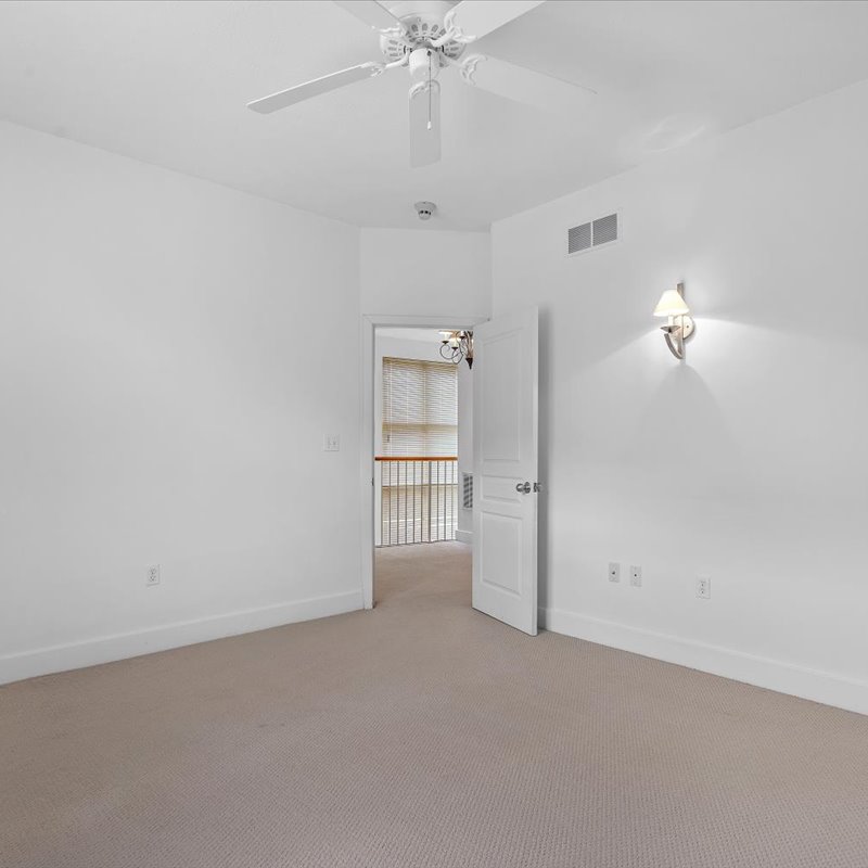 interior of 6105 Alder