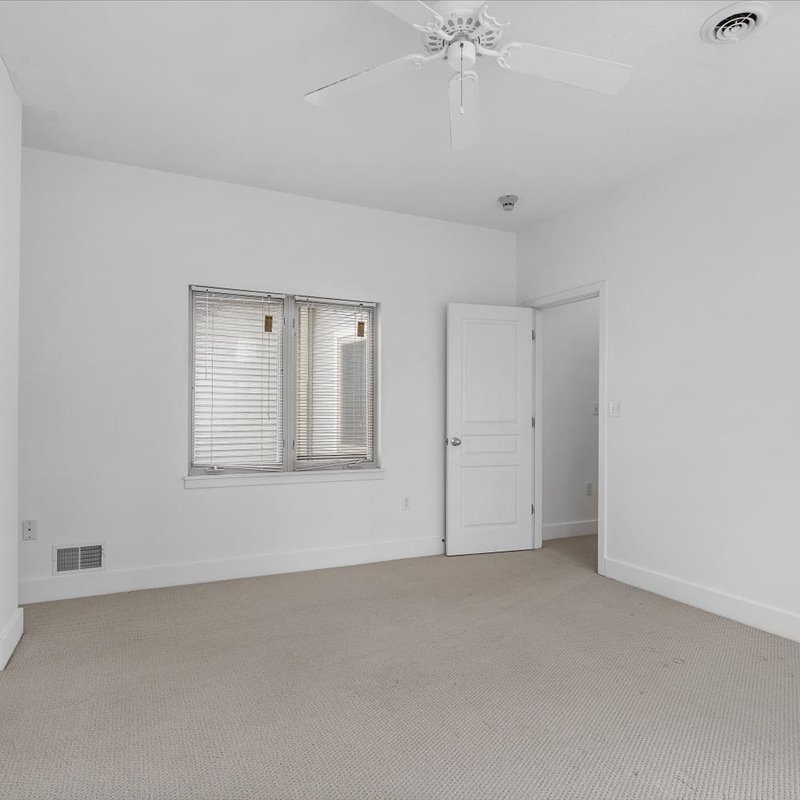 interior of 6105 Alder