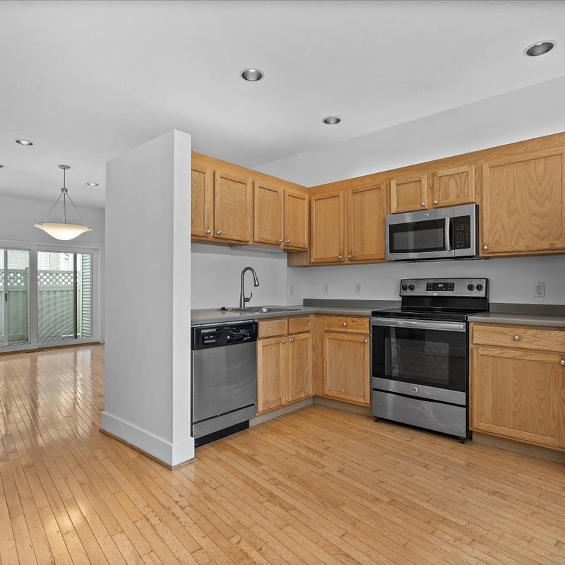 interior of 6105 Alder