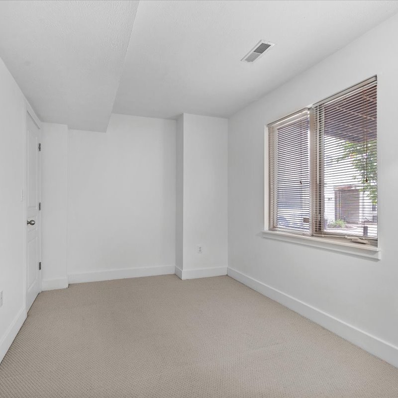 interior of 6105 Alder