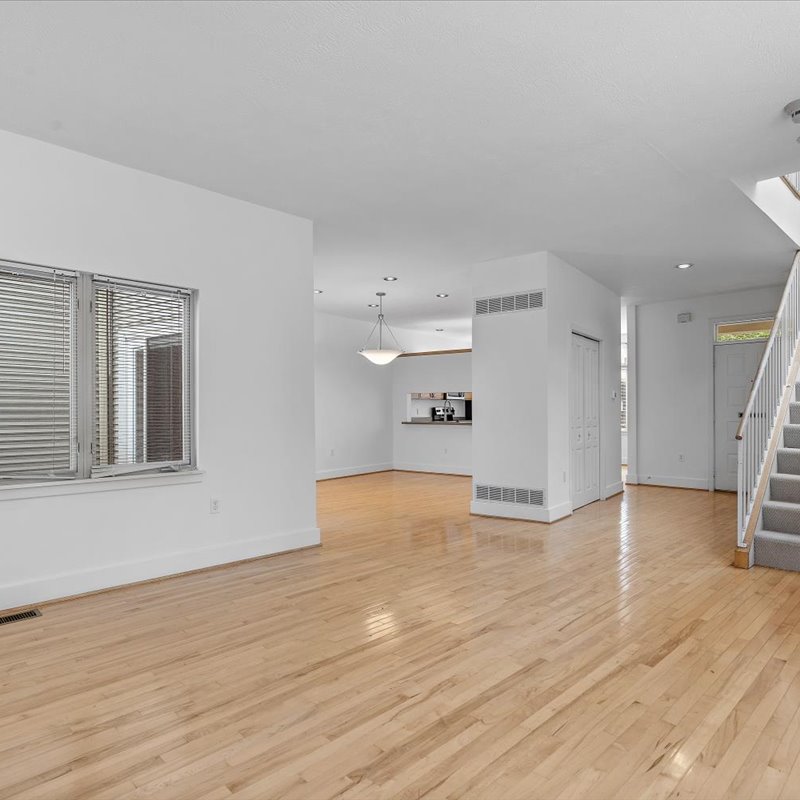interior of 6105 Alder