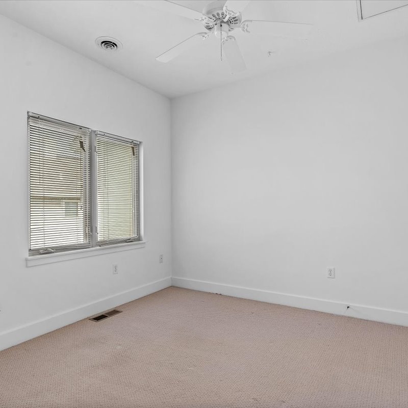 interior of 6105 Alder