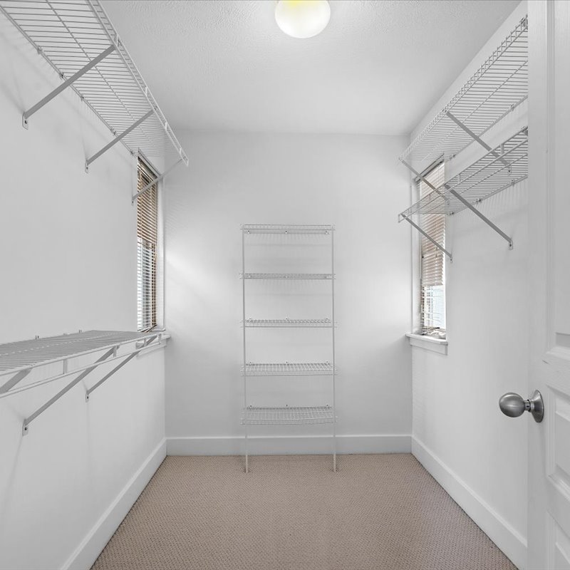 interior of 6105 Alder