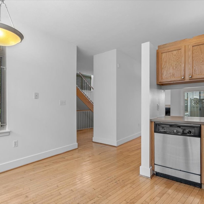 interior of 6105 Alder