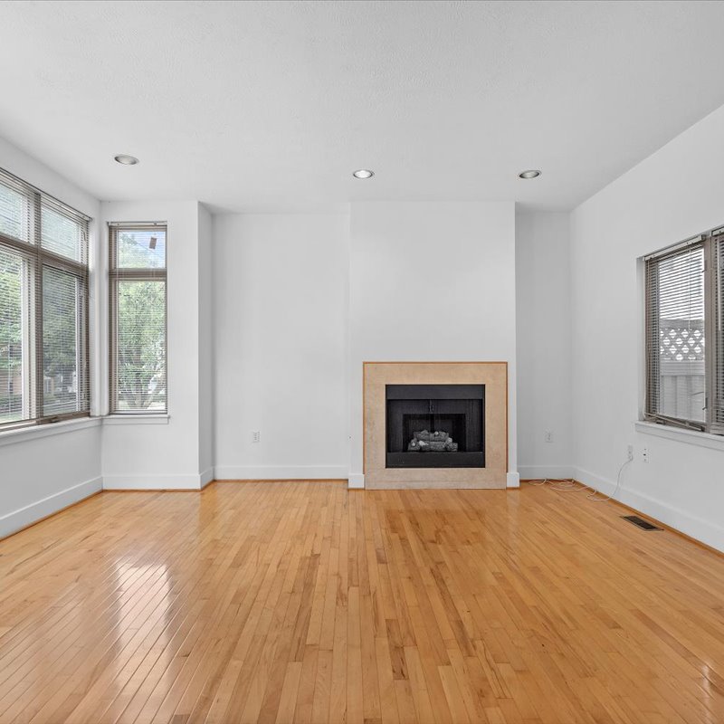 interior of 6105 Alder