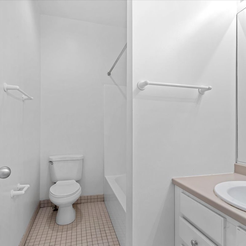 interior of 6105 Alder