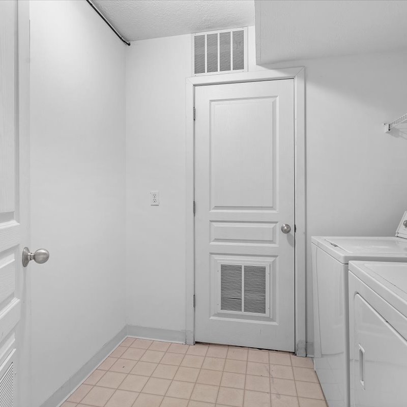 interior of 6105 Alder