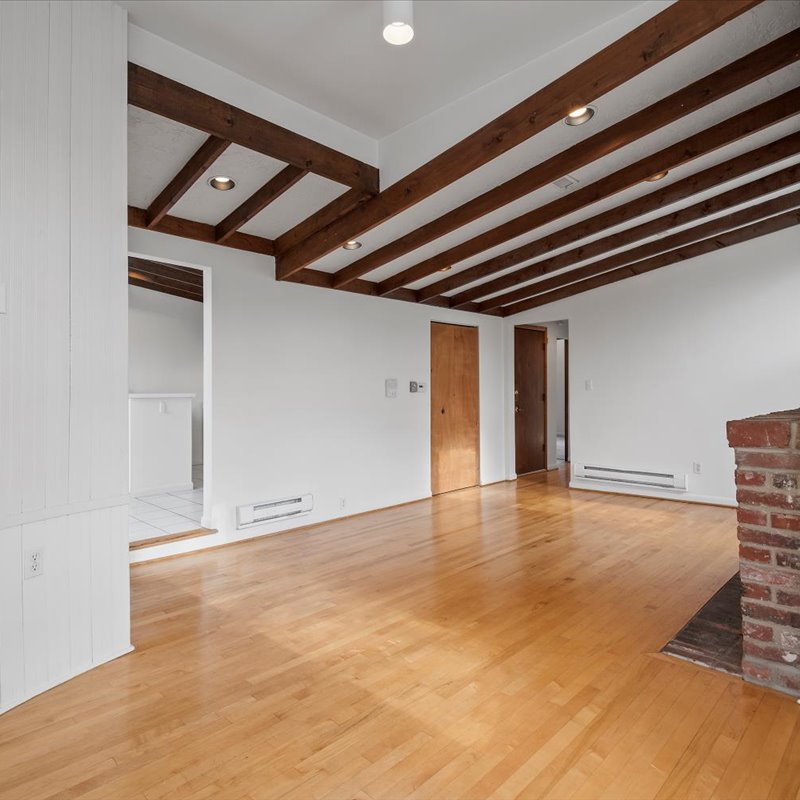 interior of 423 Denniston Apt.3